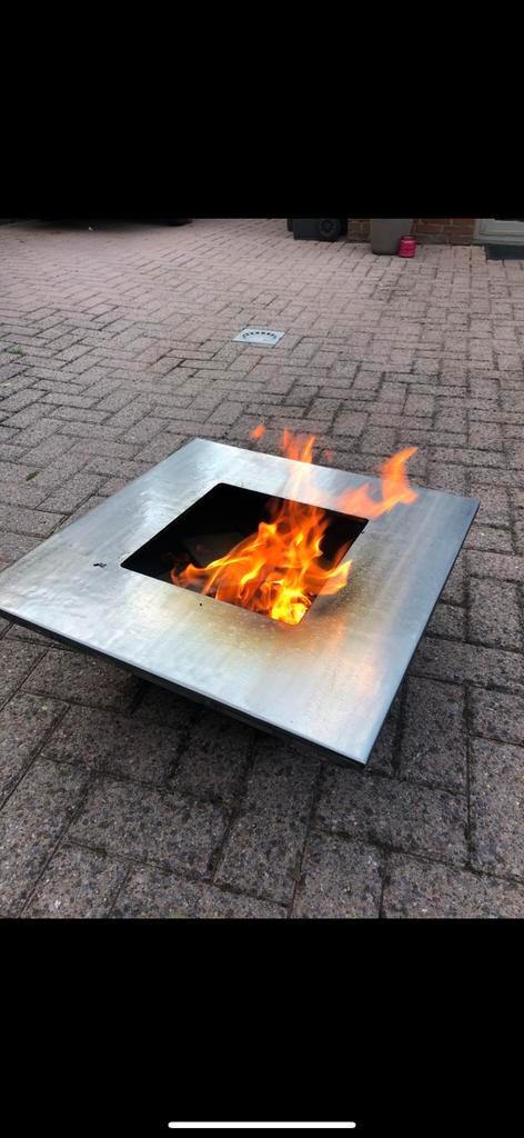 BBQ + kachel nog 2 beschikbaar, Tuin en Terras, Houtskoolbarbecues, Nieuw, Ophalen