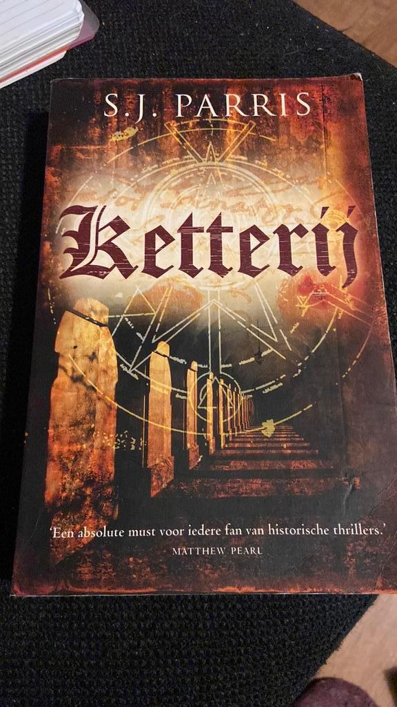S.J. Parris - Ketterij, Boeken, Thrillers, Zo goed als nieuw, Ophalen of Verzenden
