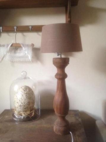 Oude houten balustrade voor nostalgische lampen en tafel beschikbaar voor biedingen