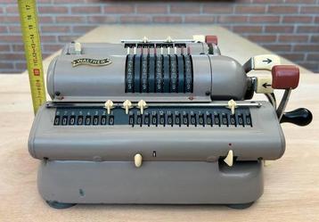 Mechanische Rekenmachine beschikbaar voor biedingen