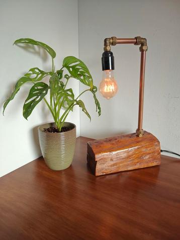 Prachtige filament lamp met koperen armatuur en houten voet. beschikbaar voor biedingen