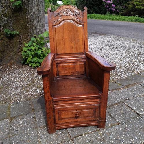 18e eeuwse notenhouten Limburgse bakstoel., Antiek en Kunst, Antiek | Meubels | Stoelen en Banken, Ophalen
