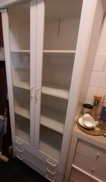 Gratis ophalen. Kast met glazen deuren en 3 laden.