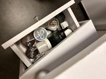 Witte nageltafel met stoel en nagelproducten. - afbeelding 2