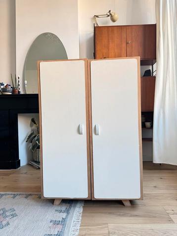 Vintage kleine kledingkast met plankjes