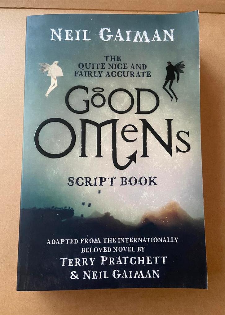 Boek: Good Omens Script Book - Neil Gaiman, Boeken, Fantasy, Zo goed als nieuw, Verzenden