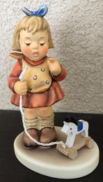 Goebel Hummel Nr. 2019 Bleib da! - First issue 2002, Ophalen of Verzenden, Zo goed als nieuw, Hummel