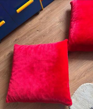 Rode Kussens - 65x65 cm beschikbaar voor biedingen
