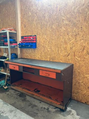 Stevige werkbank beschikbaar voor biedingen
