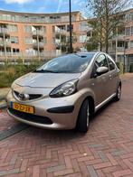 Toyota Aygo 1.0 12V Vvt-i 5DRS 2008 Beige, Voorwielaandrijving, Zwart, Navigatiesysteem, 4 stoelen