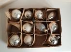 Doos met 10 oude Kerstballen pegel dennenappel oa met sneeuw, Diversen, Kerst, Ophalen of Verzenden, Zo goed als nieuw