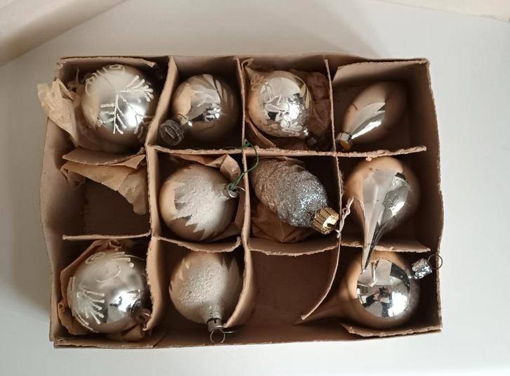 Doos met 10 oude Kerstballen pegel dennenappel oa met sneeuw, Diversen, Kerst, Zo goed als nieuw, Ophalen of Verzenden