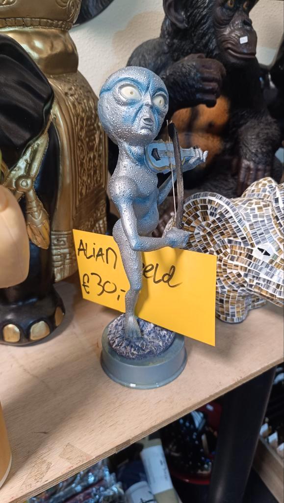 Alien beeld hoogte 33 cm, Verzamelen, Beelden en Beeldjes, Zo goed als nieuw, Dier, Ophalen of Verzenden