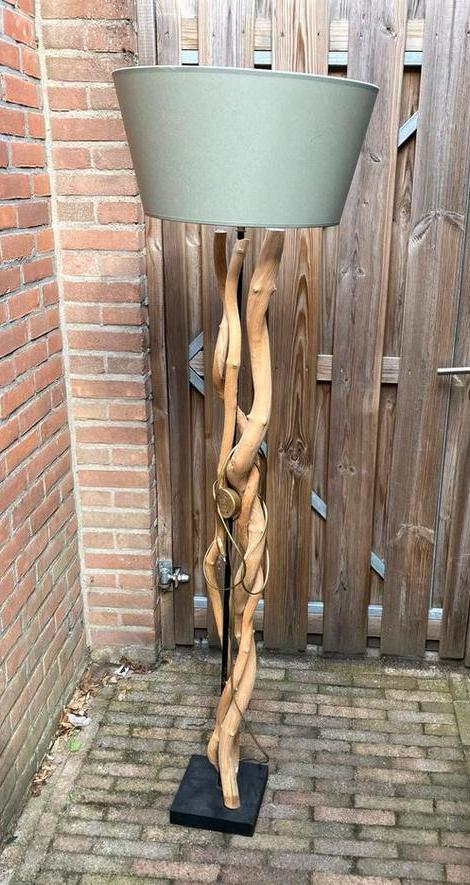 Houten Vloerlamp met Metalen Staander, Huis en Inrichting, Lampen | Vloerlampen, Zo goed als nieuw, 150 tot 200 cm, Hout, Ophalen