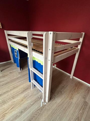 Mooie houten (half)Hoogslaper met Speelplek 90 x 200 cm beschikbaar voor biedingen