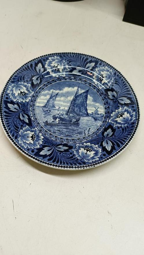 Maastricht sierbord Hollandia met zeilschepen, Antiek en Kunst, Antiek | Keramiek en Aardewerk, Ophalen of Verzenden