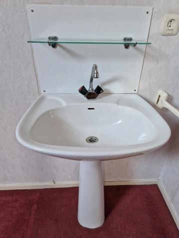 vintage wastafel met achterwand en plank beschikbaar voor biedingen