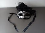Zilverkleurig Venetiaans Masker met Zwarte Veren, Ophalen of Verzenden, Zo goed als nieuw, Carnaval, Accessoires