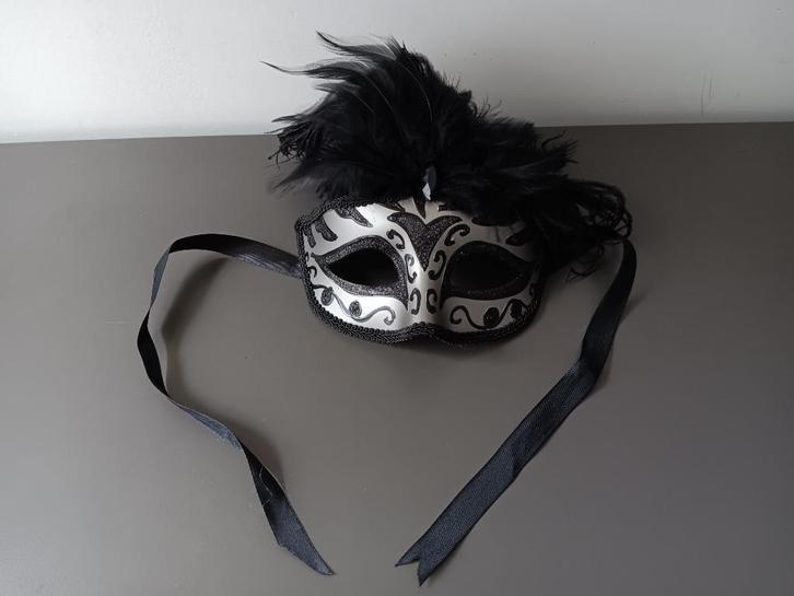 Zilverkleurig Venetiaans Masker met Zwarte Veren, Kleding | Dames, Carnavalskleding en Feestkleding, Zo goed als nieuw, Accessoires