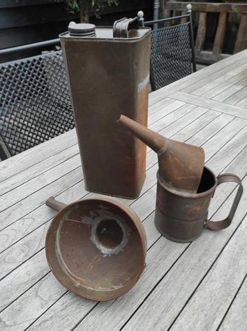 Vintage trechter, kan en olieblik beschikbaar voor biedingen