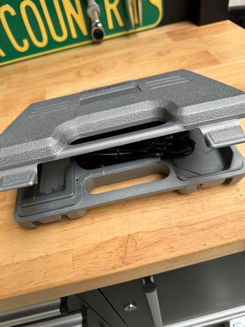 Lijmpistool met patronen in koffer beschikbaar voor biedingen