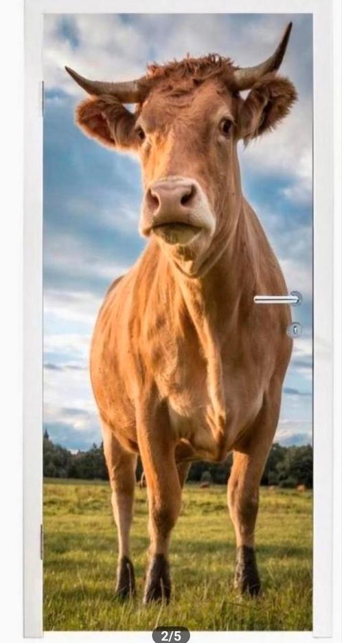 Deurposter (sticker) bruine koe in de natuur op het gras XL, Huis en Inrichting, Woonaccessoires | Schilderijen, Tekeningen en Foto's