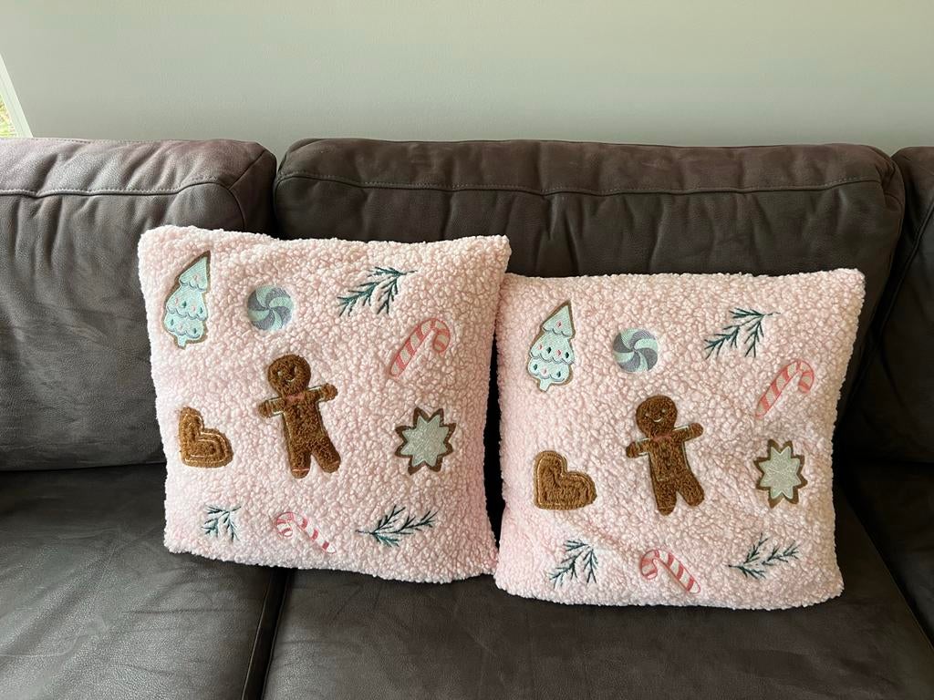 2 Roze Kerst Kussens - Gingerbread Thema sierkussens, Ophalen of Verzenden, Nieuw, Roze, Vierkant