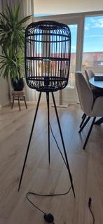 Zwarte Rotan Stijl Staande Lamp - Den Haag, Huis en Inrichting, Lampen | Vloerlampen, Ophalen, Overige materialen, 100 tot 150 cm