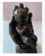 Geert Kunen beeld, kind baby in hand, steen, 11,5 cm, Verzamelen, Beelden en Beeldjes, Ophalen of Verzenden, Zo goed als nieuw
