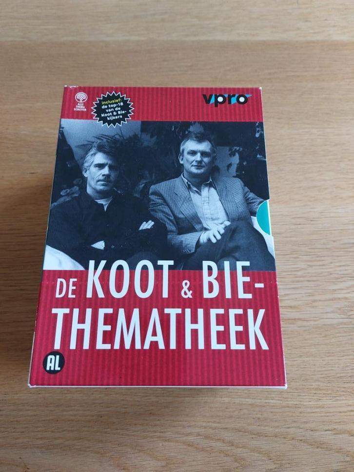 Koot en Bie-Thematheek. Box met 7 dvd's. Speelduur 14 uur., Cd's en Dvd's, Dvd's | Cabaret en Sketches, Zo goed als nieuw, Stand-up of Theatershow