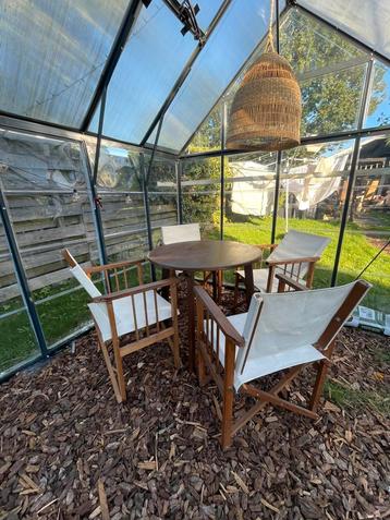 Tafel met 4 (regiseurs)stoelen beschikbaar voor biedingen