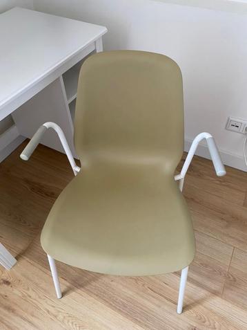 Olive green desk chair beschikbaar voor biedingen