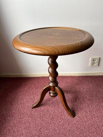 Mooie eiken bijzettafel; mooie gedraaide poot beschikbaar voor biedingen