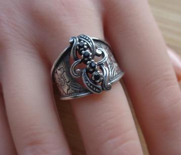 zilveren ring met bloem en granaat steentjes [811] beschikbaar voor biedingen