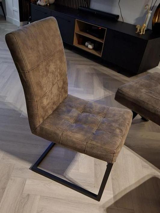 4 stoelen 2 eetbanken set compleet ZGAN, Huis en Inrichting, Stoelen, Zo goed als nieuw, Vier, Overige materialen, Bruin, Ophalen of Verzenden