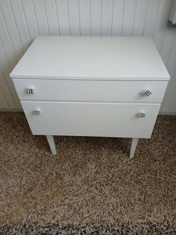 Vintage witte nachtkastjes. 3 stuks waarvan 1 met spiegel