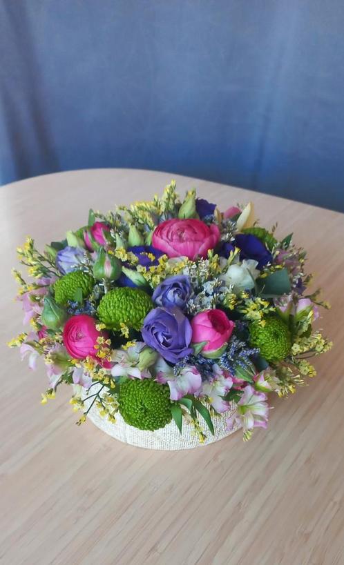 Bloemstuk met verse bloemen in pot, Huis en Inrichting, Woonaccessoires | Kransen, Zo goed als nieuw, Ophalen of Verzenden