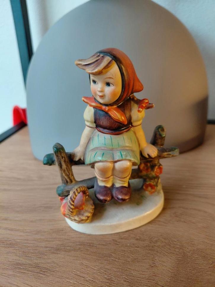 Goebel Hummel Beeldje - Meisje op Hek, Antiek en Kunst, Antiek | Keramiek en Aardewerk, Ophalen of Verzenden