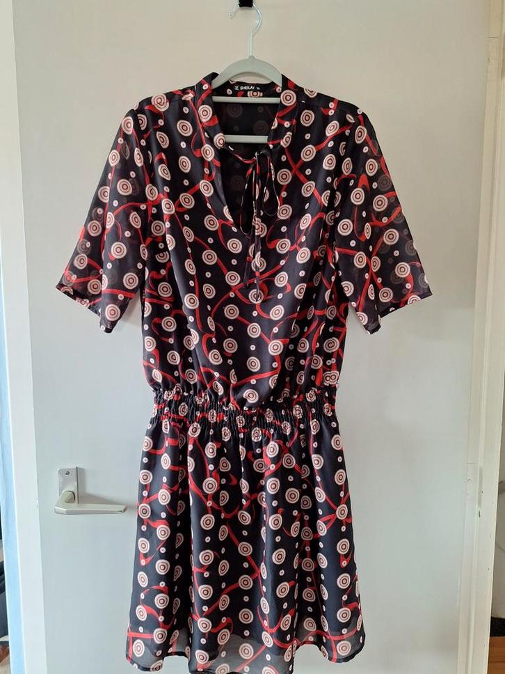 Sheilay Jurk - Maat S - Zwart met Rode Print, Kleding | Dames, Jurken, Gedragen, Maat 36 (S), Zwart, Boven de knie, Ophalen of Verzenden