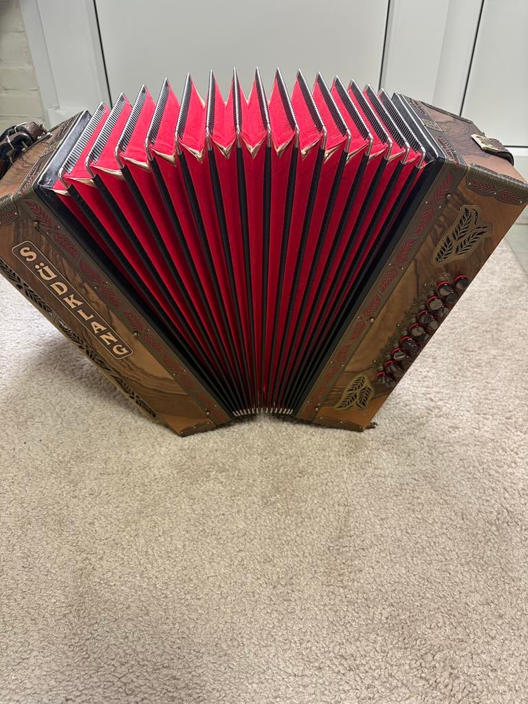 Sudklang te koop aangeboden, Muziek en Instrumenten, Accordeons, Overige merken, Overige formaten, Ophalen of Verzenden, Met koffer