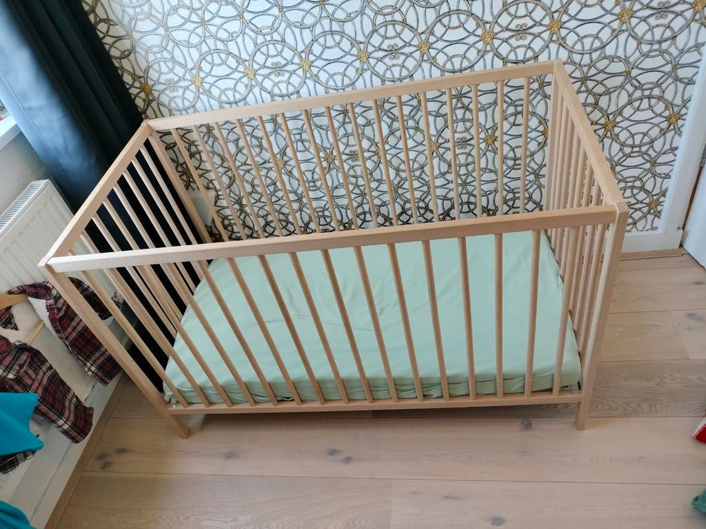 Houten kinderbedje met matras, Kinderen en Baby's, Babywiegjes en Ledikanten, Zo goed als nieuw, Ledikant, Ophalen of Verzenden