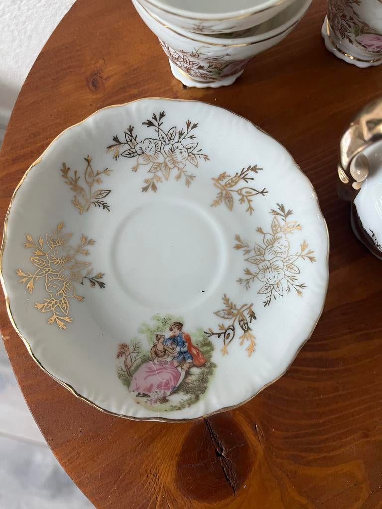 Vintage porseleinen theeservies met gouden details, Antiek en Kunst, Antiek | Servies compleet, Ophalen of Verzenden