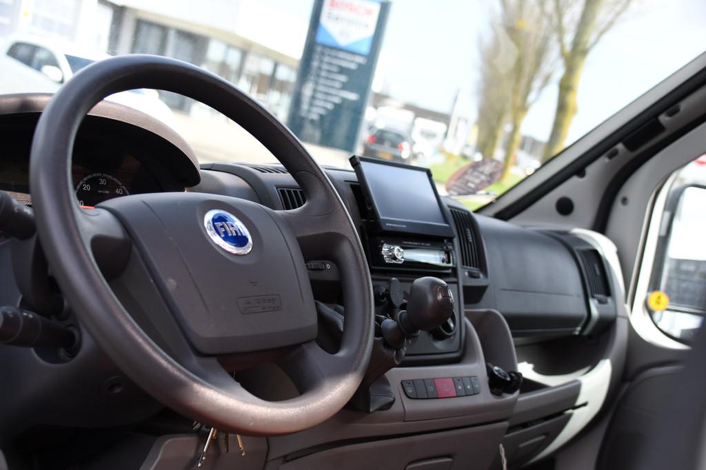 Benimar PERSIO 590 met queensbed Half integraal - 3 persoons, De Star 44
1601MH  ENKHUIZEN, NL, Achteruitrijcamera, Peeters Bedrijfswagens