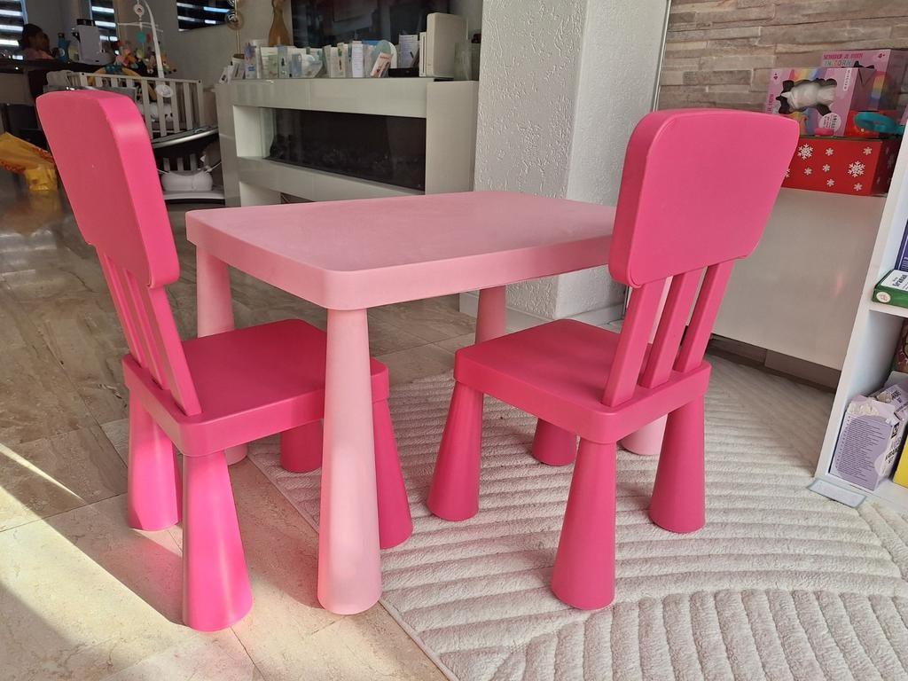 Roze kindertafel met twee stoeltjes - Kinderkamer | Tafels en Stoelen