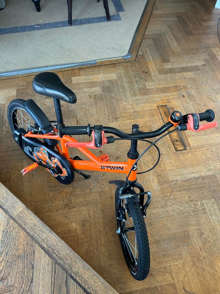 B'Twin kinderfiets oranje, Ophalen of Verzenden, Gebruikt, 16 tot 20 inch, Zijwieltjes