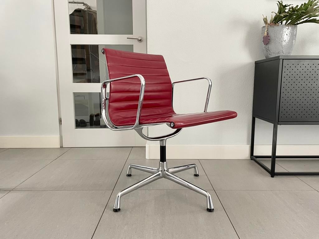 Vitra Eames ea108 stoel bordeaux rood / chroom, Vitra, Gebruikt, Ophalen of Verzenden, Nvt