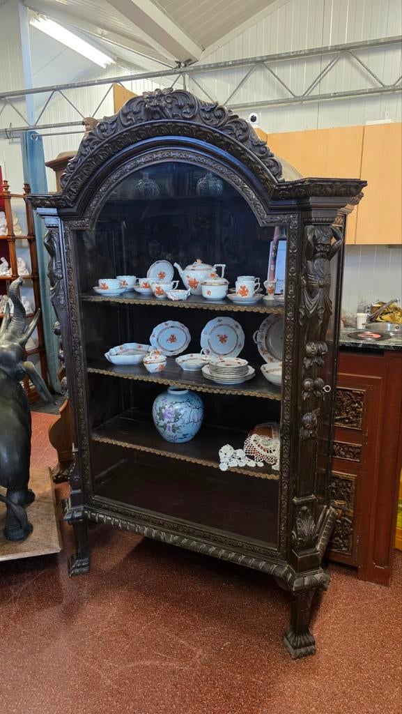 Rijk bewerkte vitrinekast met deuren aan de zijkant, Antiek en Kunst, Antiek | Meubels | Kasten, Ophalen of Verzenden