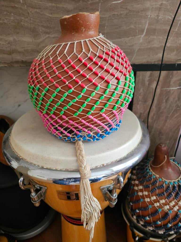 Shekere - Kalebas met rood en groene kralen, Muziek en Instrumenten, Percussie, Ophalen of Verzenden