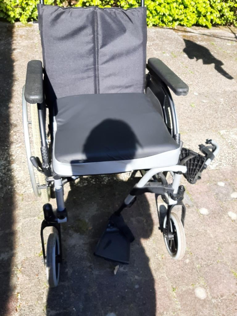 Zeer nette rolstoel met 2 kussen, Diversen, Rolstoelen, Ophalen, Inklapbaar, Zo goed als nieuw, Duwrolstoel
