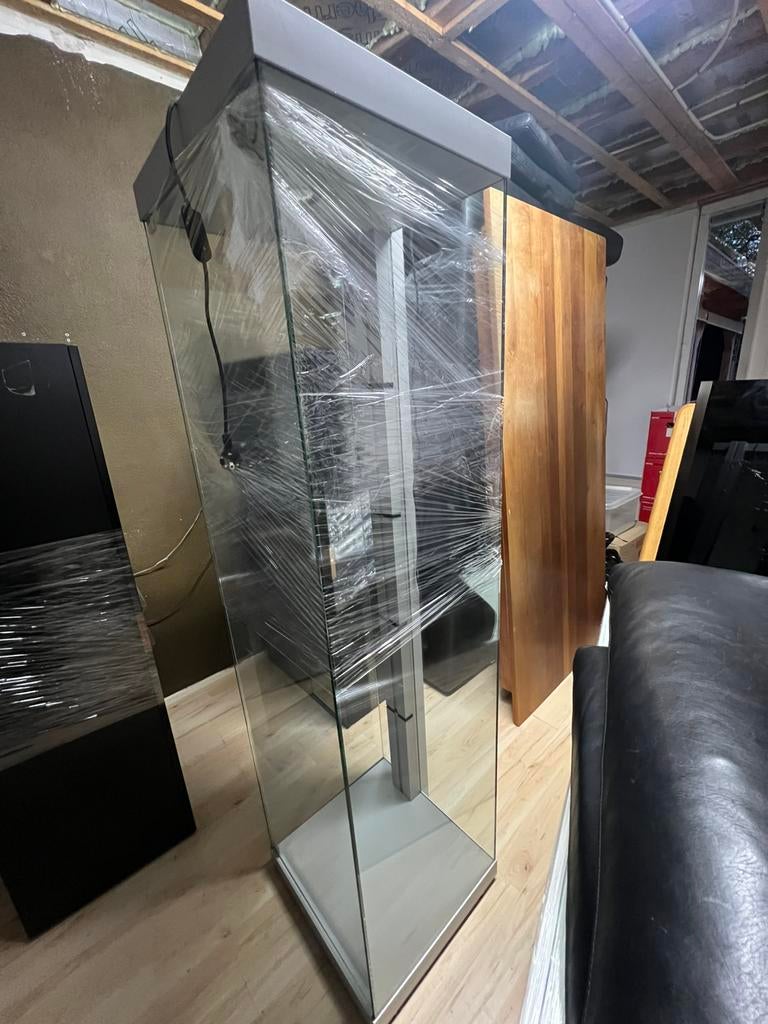 Vitrine kast van glas, Huis en Inrichting, Kasten | Vitrinekasten, Ophalen, Met deur(en), 50 tot 100 cm, Zo goed als nieuw